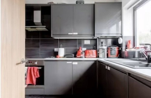 Crayford House | Spacious Family Friendly Home with secure parking and close to shops