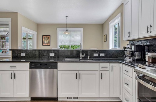 Foster - Powell House | Spacious Family Friendly SE, Free Parking, A/C, Walk to food, Toy Room, Crib!