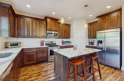 Newberg House | Spacious family-friendly home w/enclosed backyard, gas grill, fire pit & WIFI