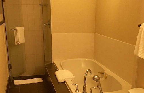 Kelowna Central Business District Condo | Spacious Family Friendly 2 Bedroom Vacation Suite on the Lake