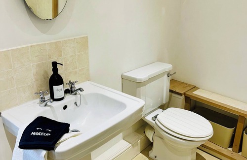 North Perrott Cottage | Spacious Family Cottage Retreat