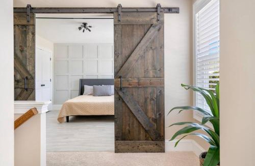 North Raleigh House | Spacious Family Getaway ~ Fire Pit~ Private Office