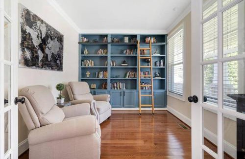 North Raleigh House | Spacious Family Getaway ~ Fire Pit~ Private Office