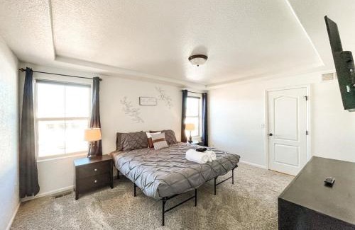 Fountain House | Spacious Family Getaway 20min to downtown sights