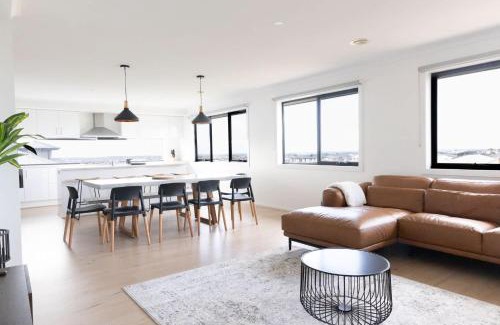Torquay House | Spacious family home with pool and ocean views