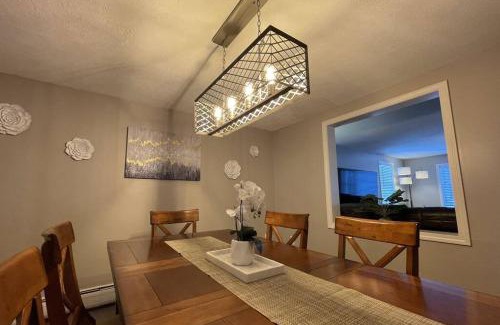 Windsor House | Spacious Family Lake & Ski House