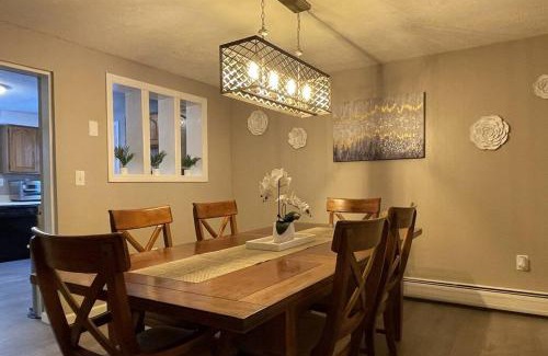 Windsor House | Spacious Family Lake & Ski House