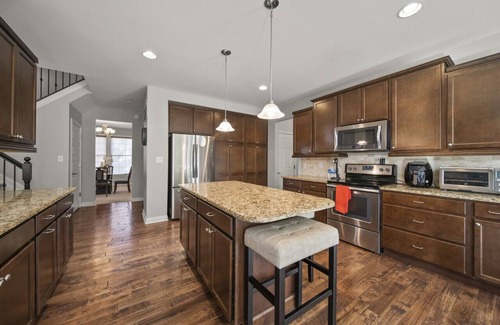 Maxwell House | Spacious Family Memory Maker w/Water Views, + 2 Miles to Marina