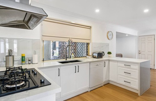 Parkinson House | Spacious Family Retreat in Peaceful Parkinson