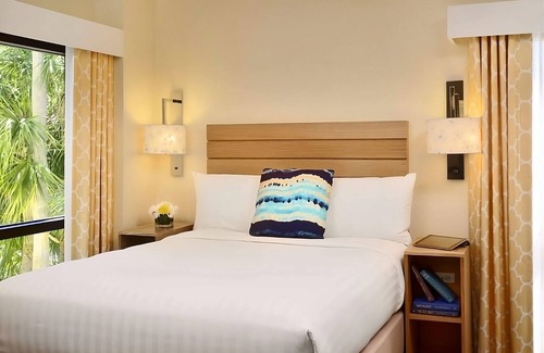 Florida Central Atlantic Coast Hotel | Spacious Family Suite W/Swimming Pool, Shuttle Service to Orlando Theme Parks!