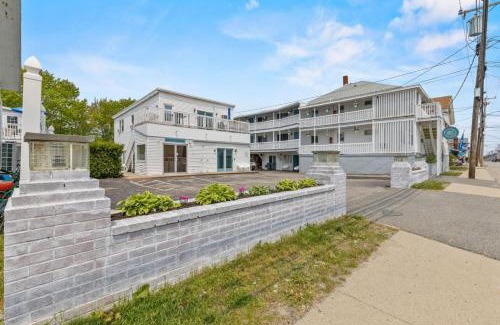 Old Orchard Beach Apartment | Spacious Family Suite Steps to the Beach (444)