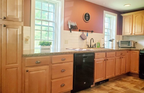 Kingston Other | Spacious Farmhouse near beaches, bike path and URI