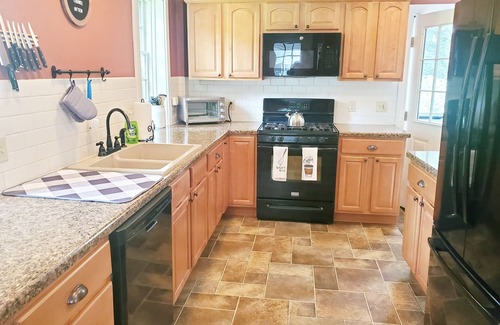 Kingston Other | Spacious Farmhouse near beaches, bike path and URI