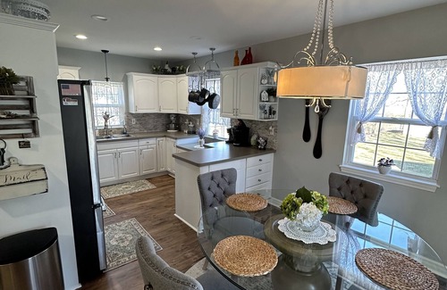 Auburn Hills House | Spacious Farmhouse with Breakfast- Ella’s Place