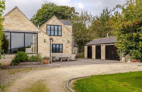 Inchbrook Apartment | Spacious farmhouse with stunning valley views