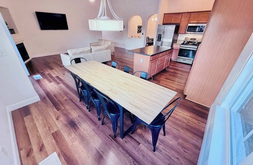 Fernley House | Spacious Fernley House: 4 Bedrooms, Garage & Kitchen