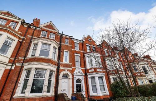 Northampton Apartment | Spacious Flat! Sleeps 7, Pet Friendly and Parking