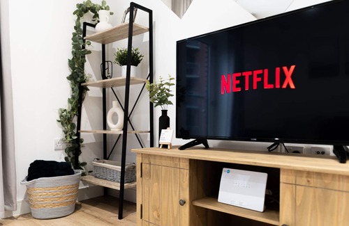 Cardiff City Centre Apartment | Spacious Flat with Rooftop Terrace