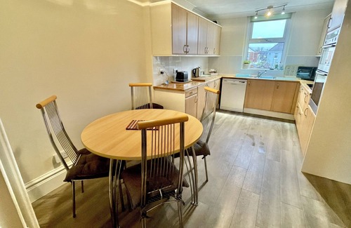 Bournemouth Apartment | Spacious Four Bed Home with Parking - Sleeps 8 - Bournemouth