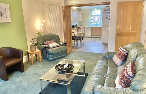 Bournemouth Apartment | Spacious Four Bed Home with Parking - Sleeps 8 - Bournemouth