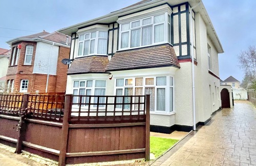Bournemouth Apartment | Spacious Four Bed Home with Parking - Sleeps 8 - Bournemouth