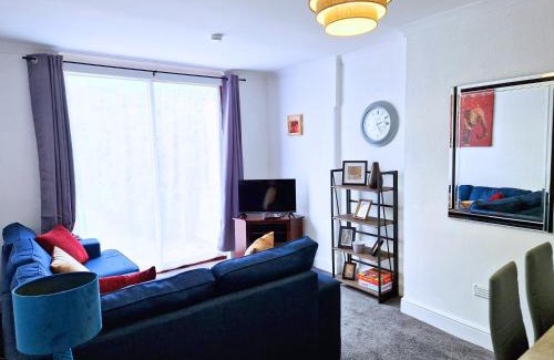 Birstall House | Spacious four bedroom Home with Parking Family Friendly
