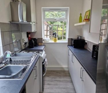 Birstall House | Spacious four bedroom Home with Parking Family Friendly
