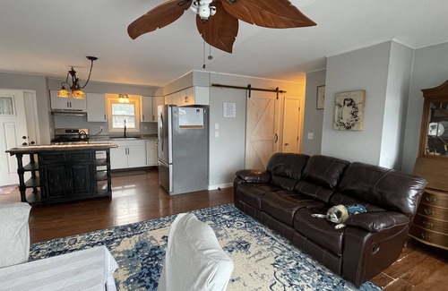 Eddington House | Spacious Four Season Lakeside Retreat