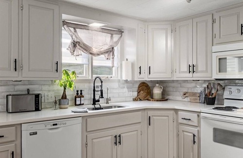 Rileyville House | Spacious & Fun Family Oasis ~ Games ~ Hot Tub ~ View