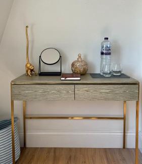 Swiss Cottage Apartment | Spacious Guest Studio - En-Suite - Central - Calm View
