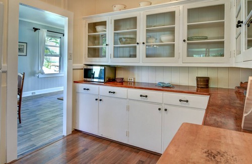 Hilo House | Spacious Historic Estate ~ 5 Min Walk to Hilo & Bay Front