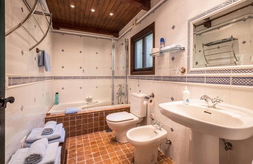 Valle de San Lorenzo Villa | Spacious holiday home “Casa Del Limonero” with Mountain View