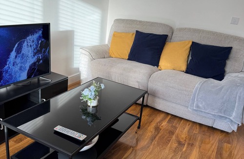 Luton House | Spacious Holiday Home near Luton Airport with free parking.