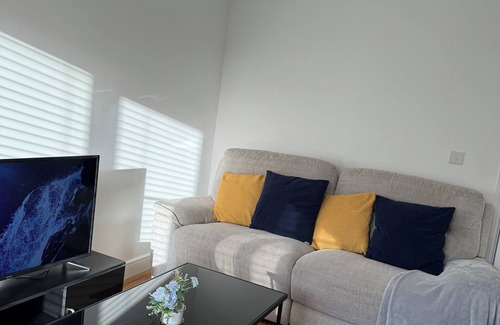 Luton House | Spacious Holiday Home near Luton Airport with free parking.