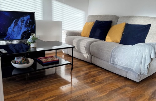 Luton House | Spacious Holiday Home near Luton Airport with free parking.
