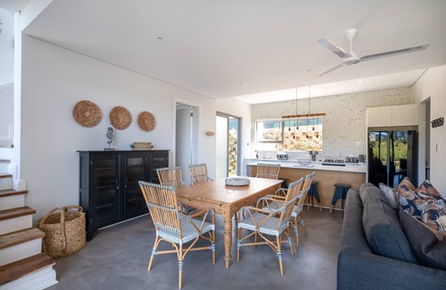 Salt Rock Apartment | Spacious Holiday Home in Zululami - Private Pool