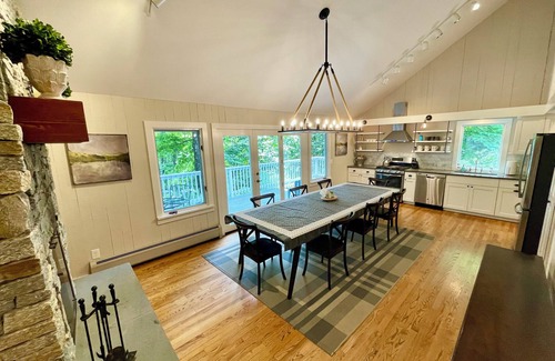 Warren House | Spacious home <1 min from Lincoln Peak! Fits the whole extended family