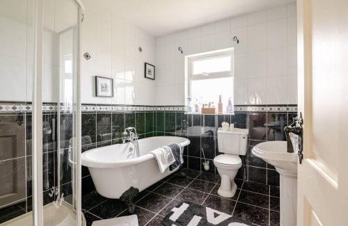 Mohill House | Spacious Home by Lough Rynn Castle Wedding Venue