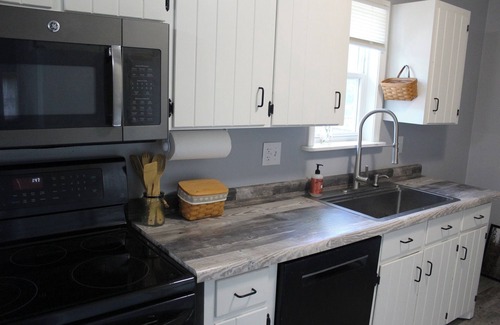 St. Robert House | Spacious Home Close to FLW