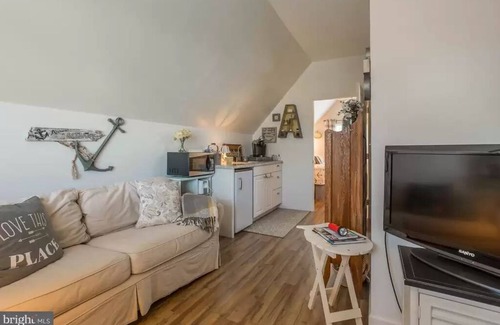 Cedar Neck House | Spacious Home Close to the Beach and Bay - 5 bedroom w/Separate In-Law Suite!