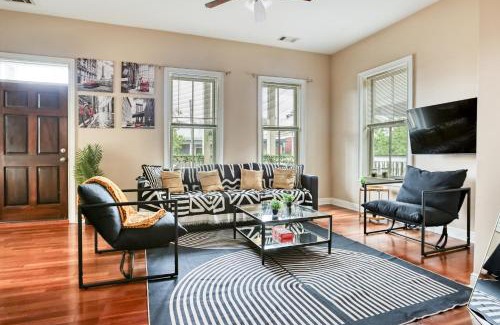 Metropolitan Apartment | Spacious Home for 14PPL - 2 King Beds - Close to DT, Starland & Forsyth - Private Yard & Parking