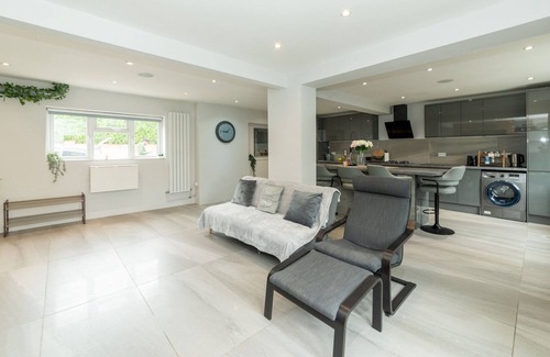 Tilehurst House | Spacious Home Heated Pool(May-Sep) in Tilehurst - Pass the Keys