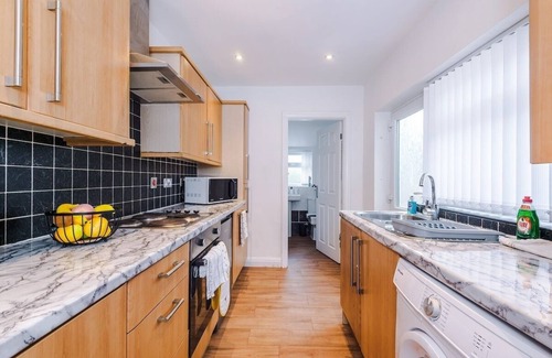 Etruria House | Spacious Home in Stoke-on-Trent, Ideal for Business, Sleeps 5!