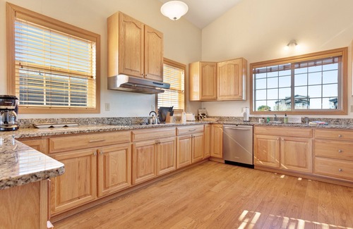 Bandon House | Spacious home only 1 block from beach & across the street from horseback riding