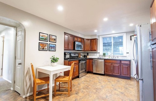 South Side Slopes House | Spacious Home | Perfect for Families or Groups