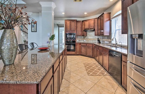 Iowa Colony House | Spacious Home w/Backyard ~ 25 Mi to Houston!