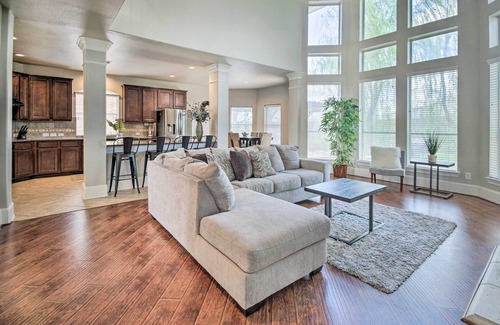 Iowa Colony House | Spacious Home w/Backyard ~ 25 Mi to Houston!