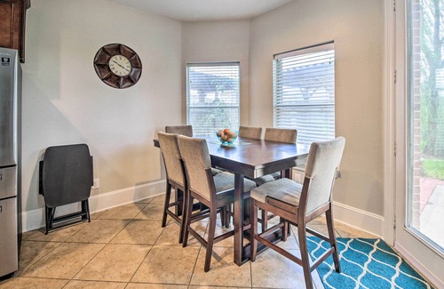 Iowa Colony House | Spacious Home w/Backyard ~ 25 Mi to Houston!