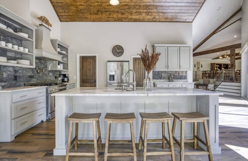 Highlands House | Spacious Home w Private 60ft Sliding Waterfall, Granite pool, Spa Room & Hot Tub