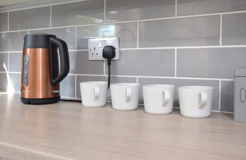 Southampton City Centre House | Spacious home with 8 beds, perfect for work trips or family stays. Enjoy the comfort of free parking, fast Wi-Fi, and a fully equipped space to relax or get things done.